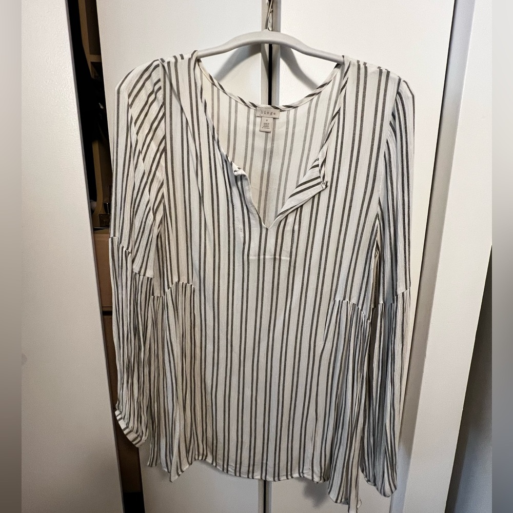 HINGE 3/4th Flowy Sleeve Top - Small